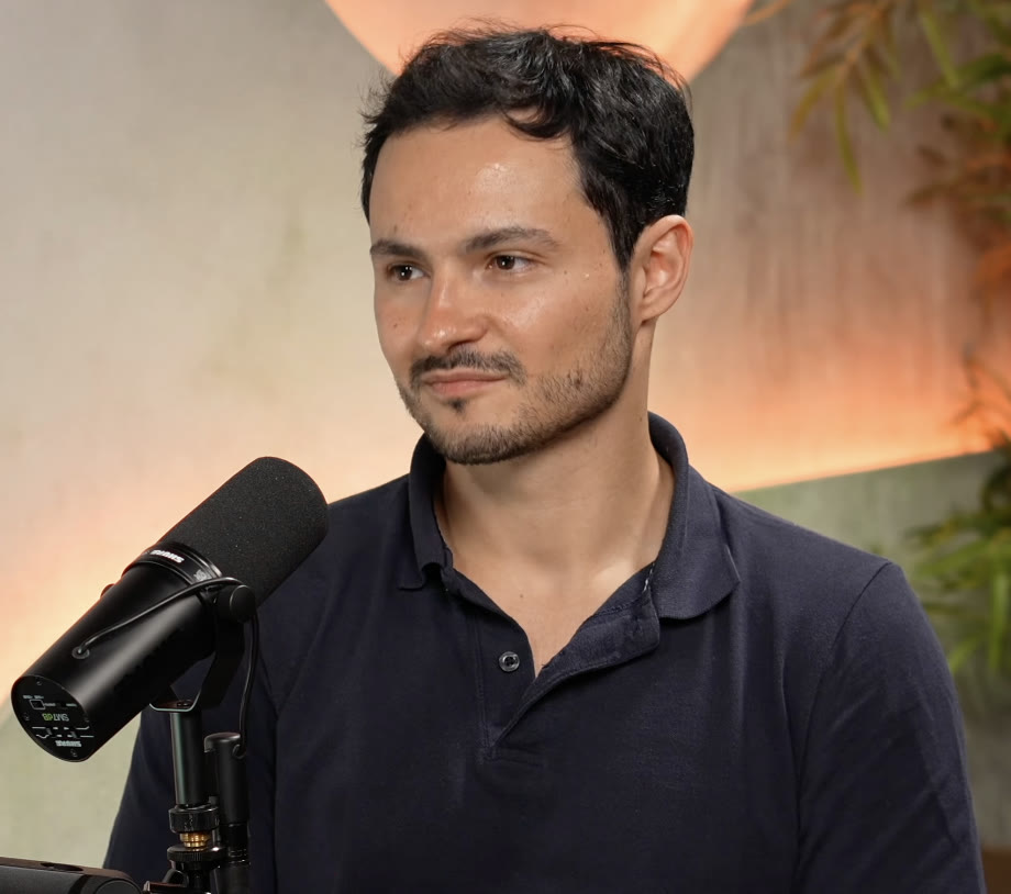 Edgar Roth behind the mic during a podcast recording